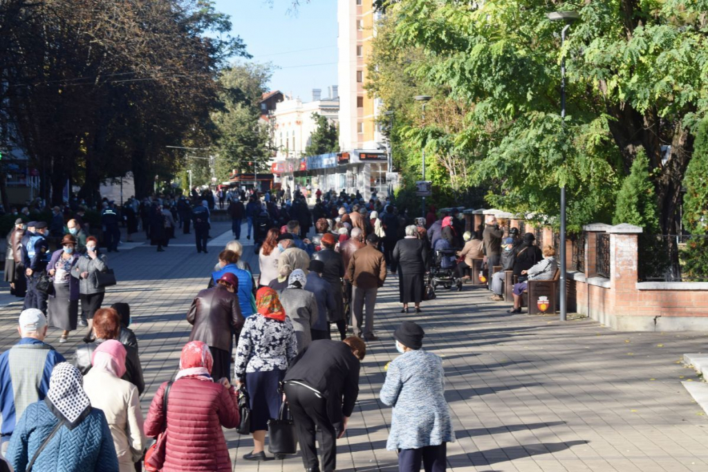  Hram cu sute de persoane la Biserica „Sfânta Parascheva” din Botoșani