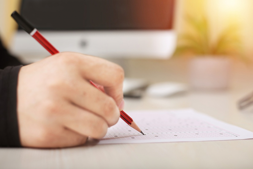  Tezele ar putea fi înlocuite cu evaluări sumative