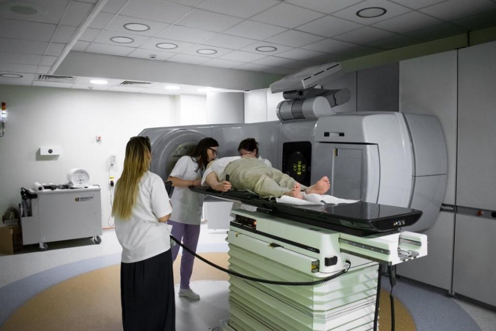Șeful Consiliului Județean Bacău sare în ajutorul bolnavilor de cancer. El cere reluarea lucrărilor la al doilea accelerator de particule din cadrul Compartimentului de Radioterapie