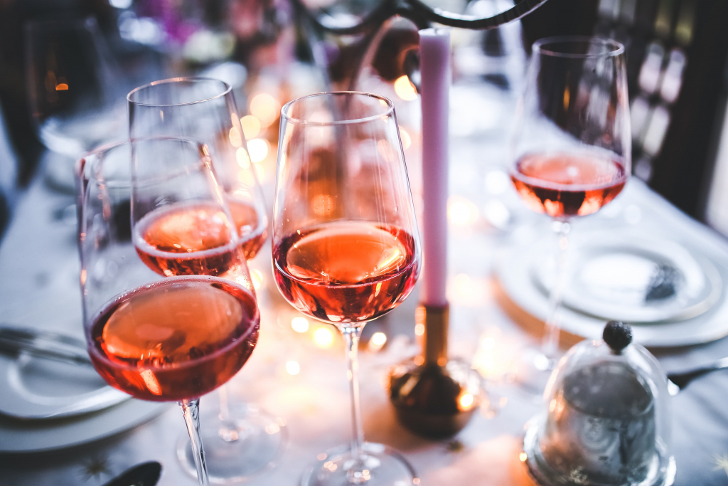 Cum serveşti corect şi elegant vinurile la o masă festivă