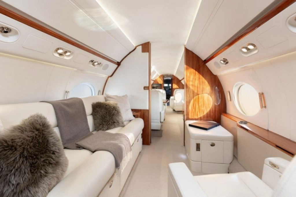Klaus Iohannis rămâne consecvent: Pleacă în SUA cu un avion privat de lux. Aeronava este folosită și de Elon Musk