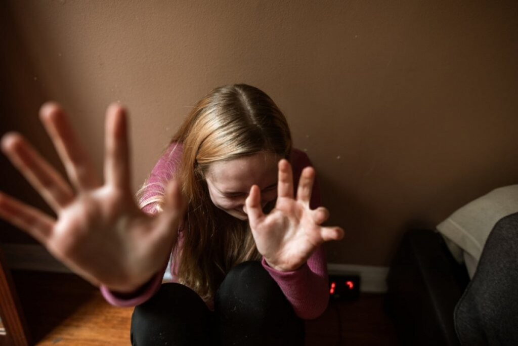 Un bărbat care a agresat sexual o fată de 12 ani, arestat preventiv pentru mai multe infracţiuni