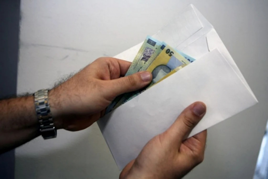 Un angajat al DGASPC Vaslui a fost trimis în judecată după ce a luat aproximativ 140.000 de lei de la 27 de persoane, promiţându-le diverse favoruri
