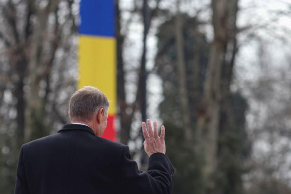 Klaus Iohannis este în depresie. S-a autoizolat și preferă ieșirile nocturne și sub pază