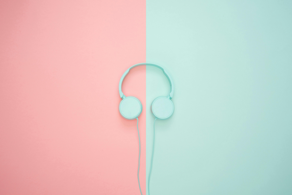 Cum să alegi între căști in-ear și over-ear pentru nevoile tale