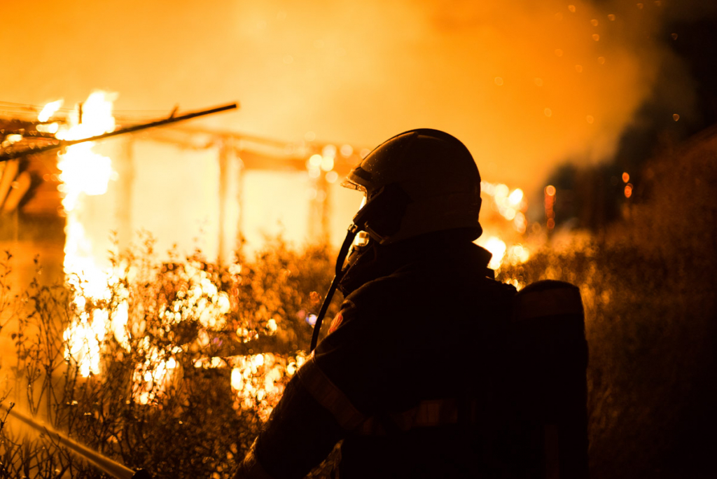 Incendiu devastator la un uscător din Onești. Flăcările amenință 30 de tone de semințe de floarea-soarelui