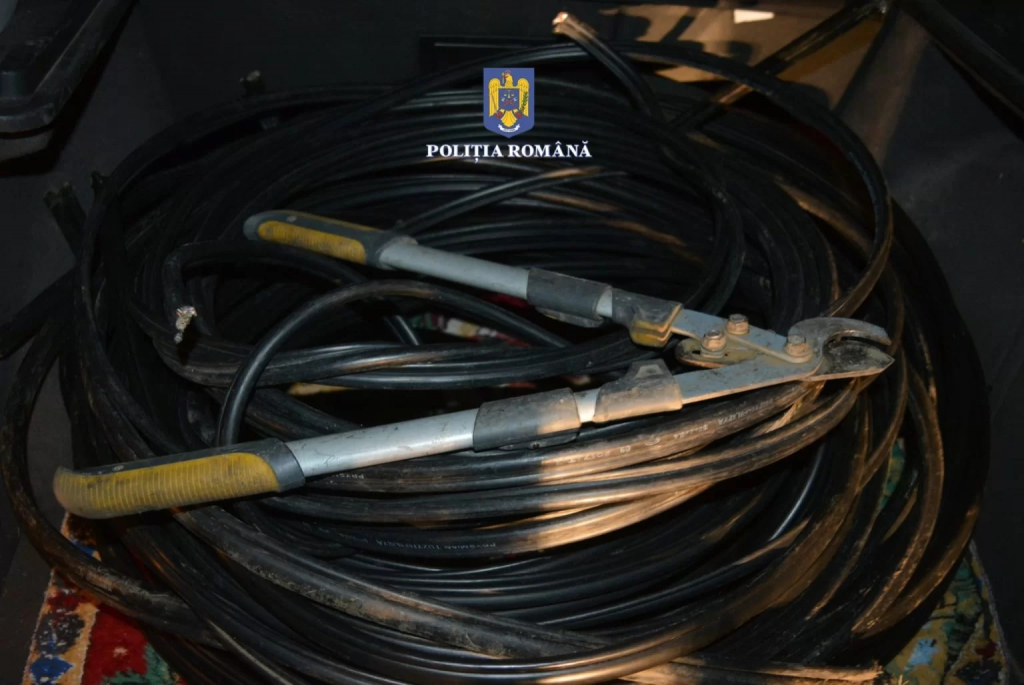 Hoţii de cablu din Scobinţi n-au făcut niciun ghișeft. Trebuie să plătească 61.000 lei