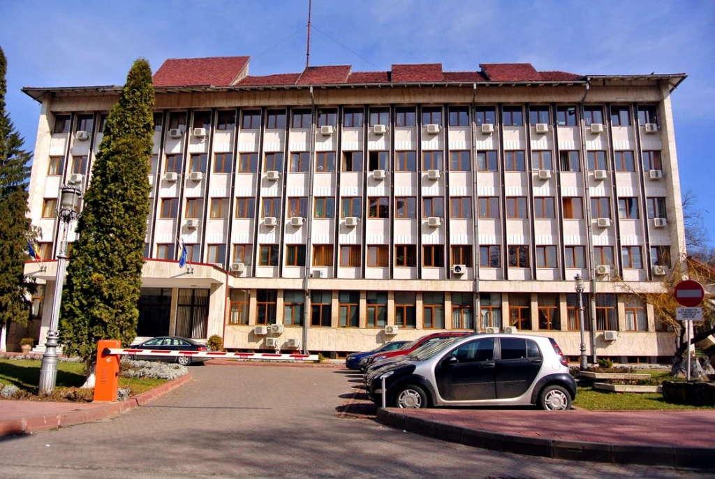 Funcţionare reţinute pentru luare şi dare de mită. Acuzaţii de corupţie la Prefectură şi la o primărie din Neamț