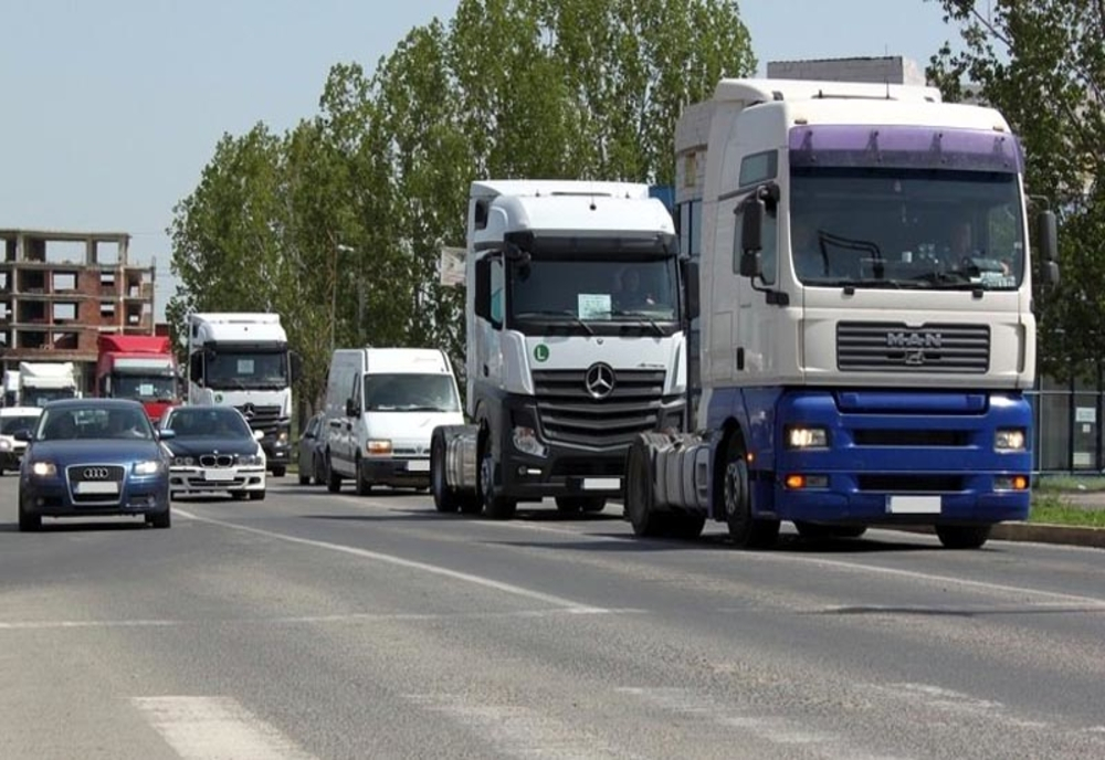 Camionagii rulează bine-mersi pe marile bulevarde, la ore de vârf!