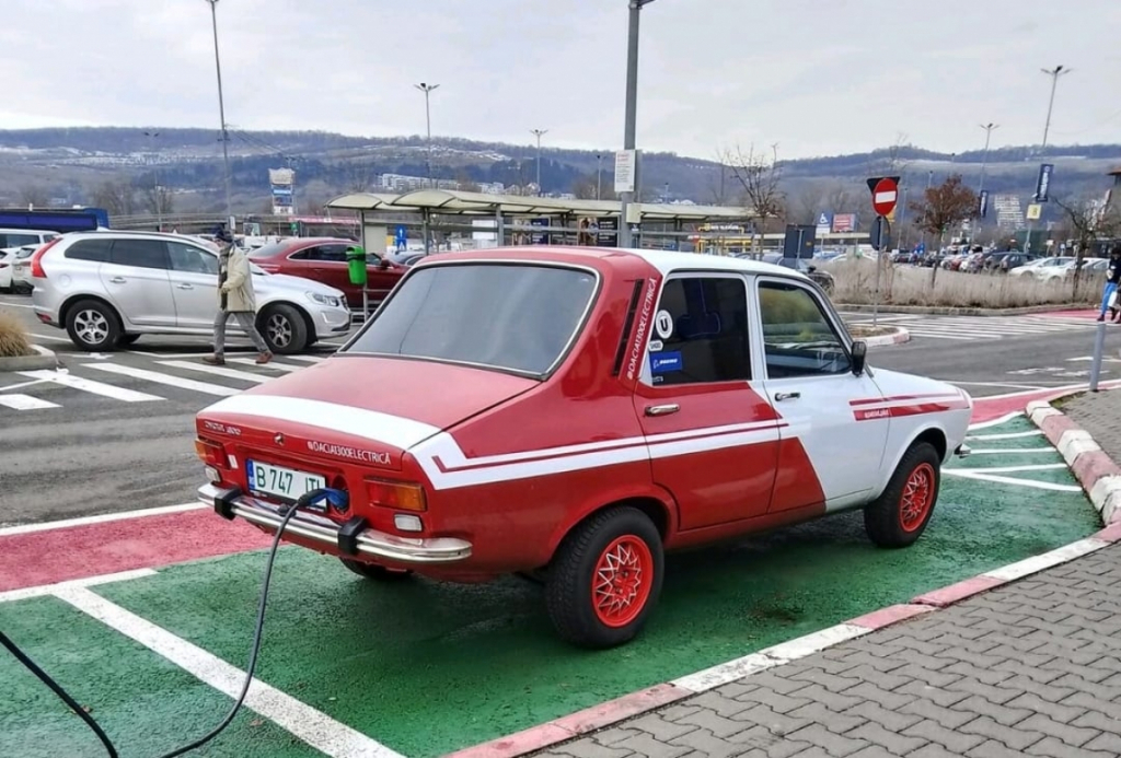 Un român și-a transformat Dacia 1300 în mașină electrică. Cât a costat proiectul