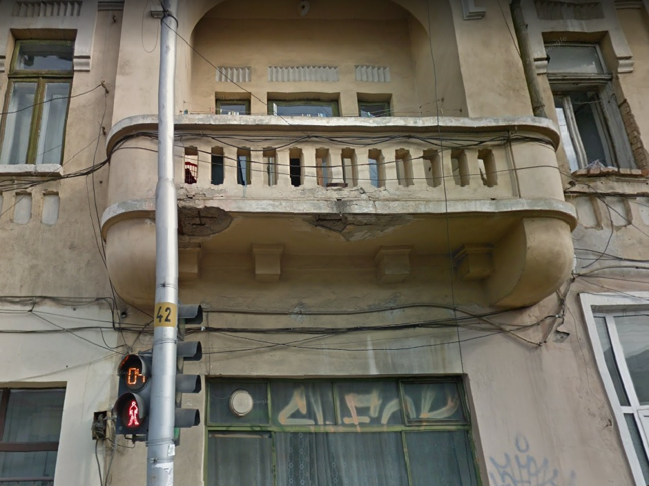 Primăria Iaşi le atribuie arhitecţilor un sediu ce stă să se prăbuşească