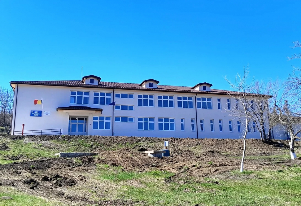 Școală nouă, modernă, construită din temelii, cu ajutorul fondurilor europene, într-o comună din Bacău