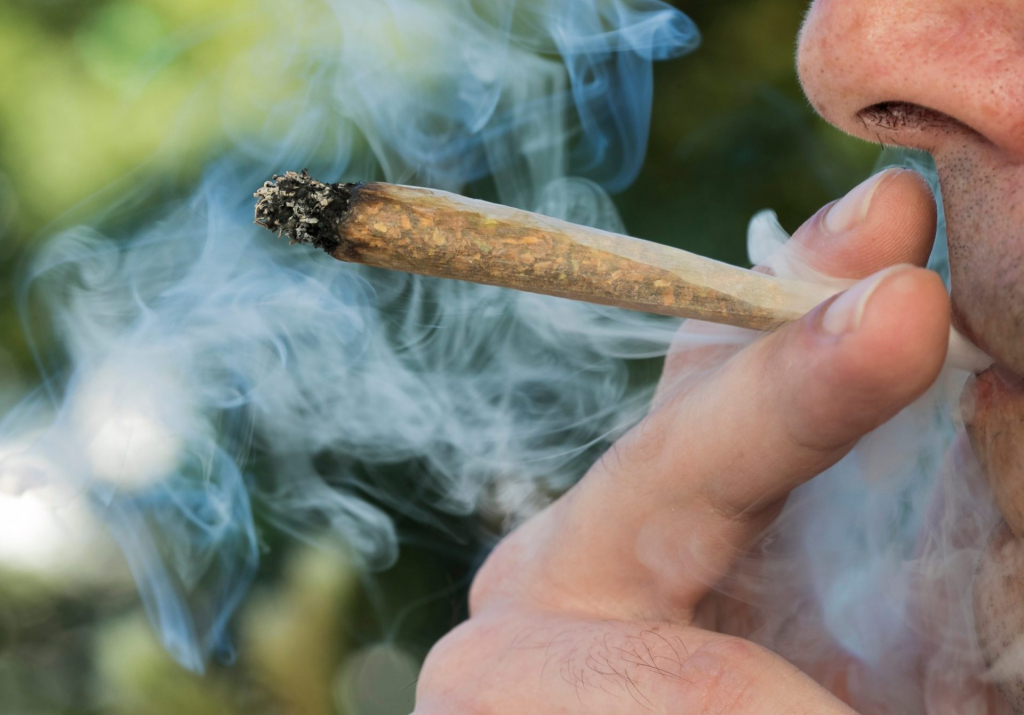 Două ţigări cu cannabis, deja 11 luni după gratii
