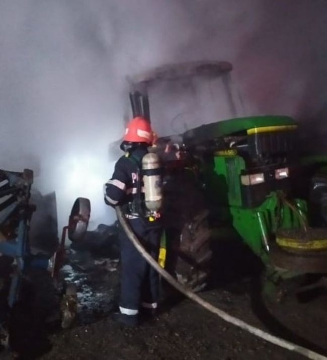 Tractoare cuprinse de flăcări, într-o comună din Botoșani