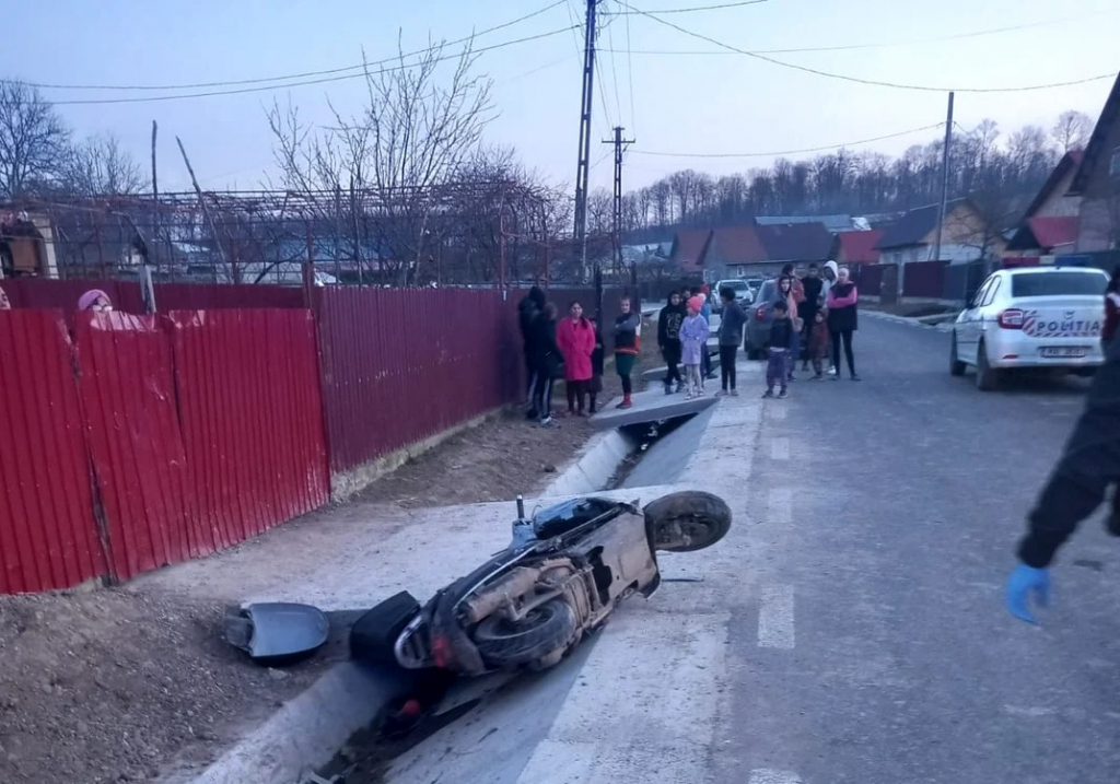 Motociclişti implicaţi în grave accidente. Unul dintre ei a decedat pe loc în coliziunea cu un cap de pod