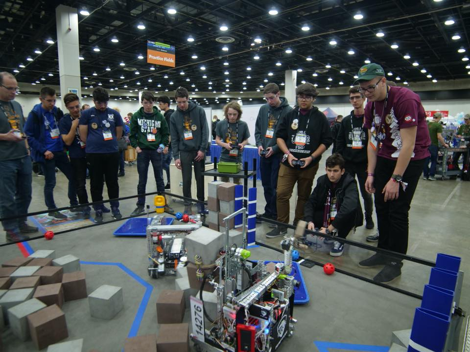 48 de echipe de elevi din toată țara și-au dus roboții în ring. Câștigătorii vor reprezenta România la competiția mondială de la Houston