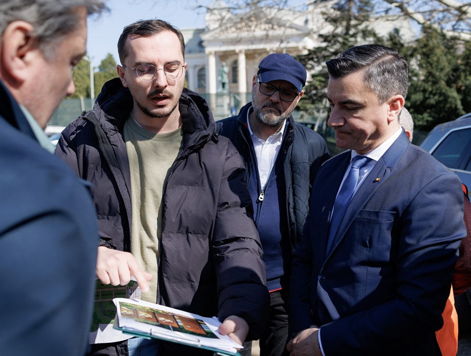 Galerie FOTO -- Descoperă noua inimă verde a Iașului: Parcul din fața Teatrului Național 