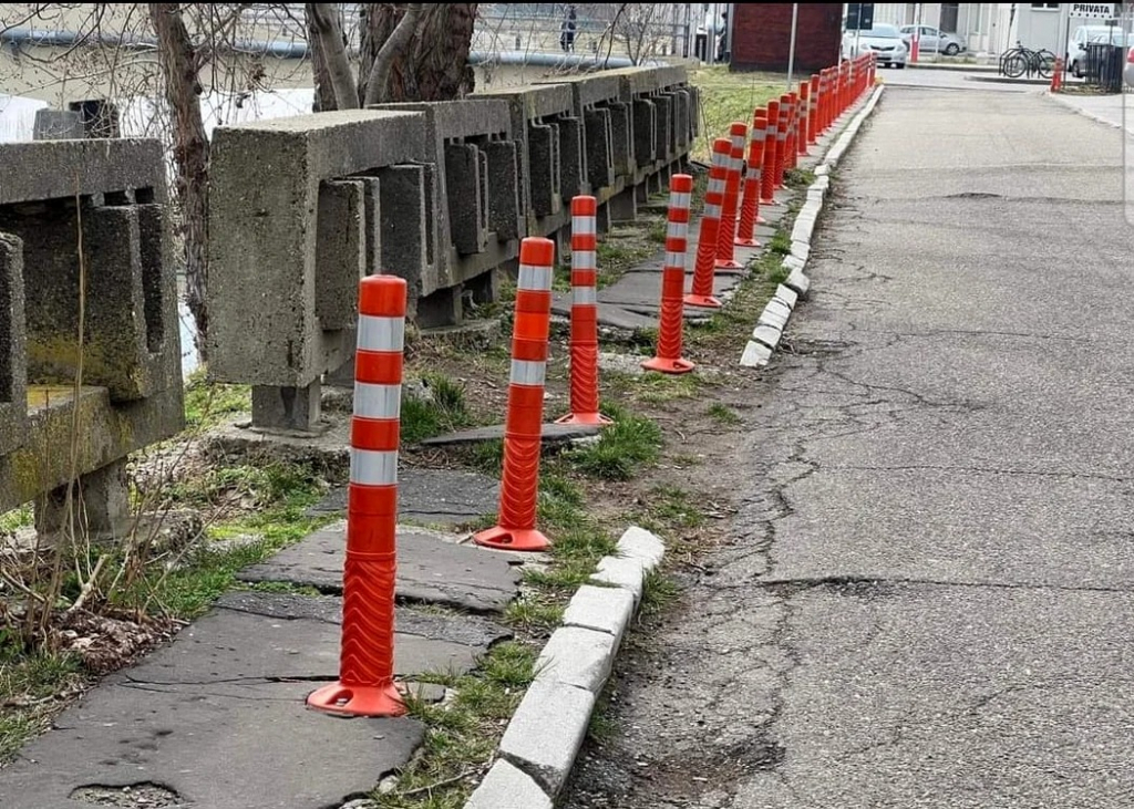 Meșterul „Dorel” a pus opritoare pe mijlocul unor trotuare distruse. Se întâmplă la Bacău, orașul „popicelor”