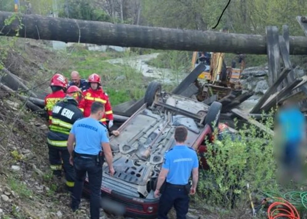 Un bărbat și soția lui au căzut cu autoturismul într-un râu, după ce podeţul construit de ei s-a prăbuşit