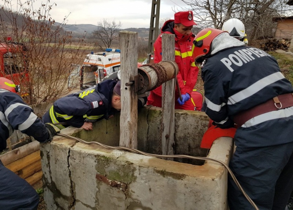 O fetiţă de şase ani a fost salvată după ce a căzut într-o fântână adâncă de 16 metri, în Neamț