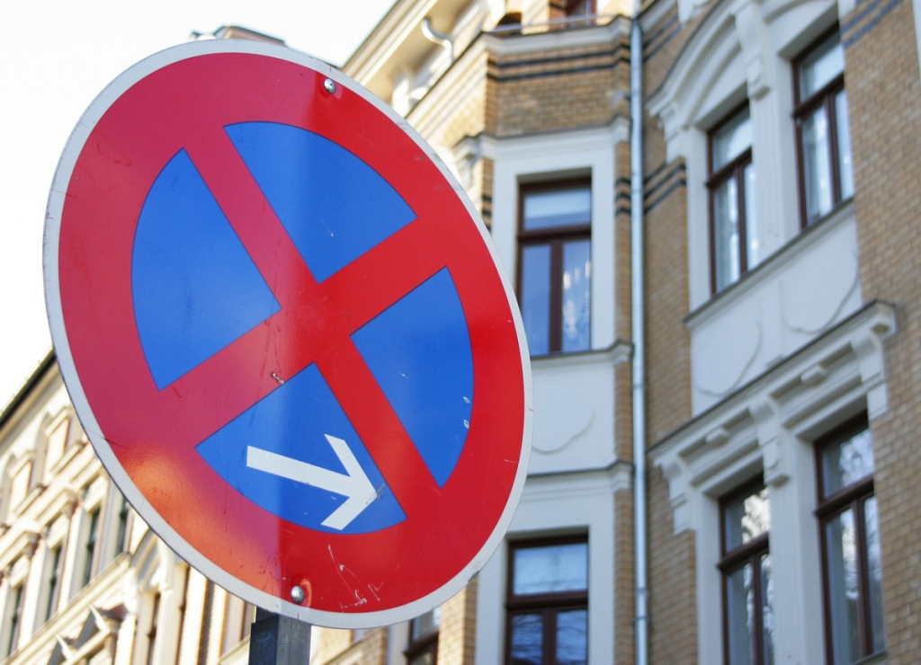 Virajul la stânga dacă ai indicator „Oprirea interzisă”, permis? Controversa ajunsă pe masa judecătorilor din Iași