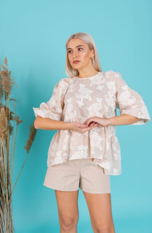 Completează-ți garderoba cu cele mai frumoase bluze casual de la Resense