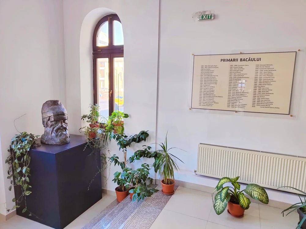 De Ziua Culturii Naționale și a lui Mihai Eminescu, edilii din Bacău au pus capul lui Decebal la Starea Civilă. „Model de bărbăție și curaj“