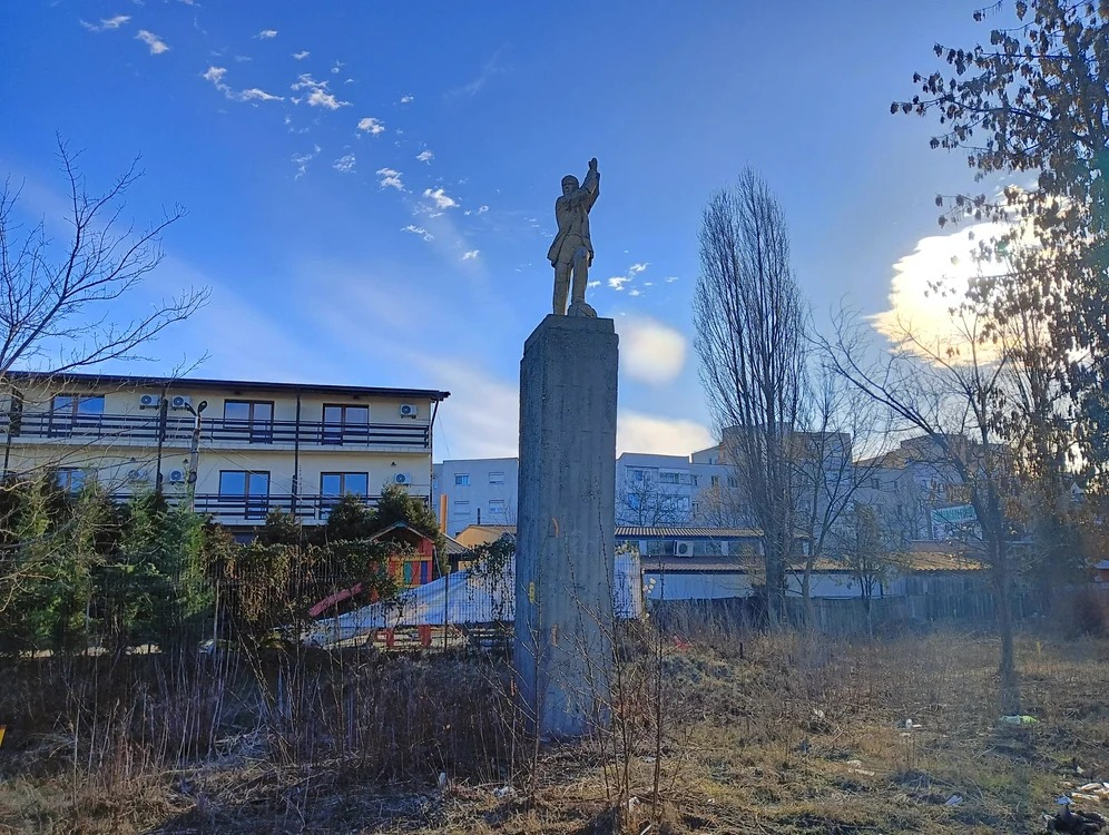 Statuia nimănui. Vasile Roaită încă „trage sirena“ într-un parc părăsit al Bacăului