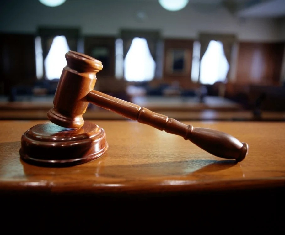 Sentinţă-record pentru un adolescent care şi-a masacrat unchii cu toporul. Avea 16 ani la data faptelor