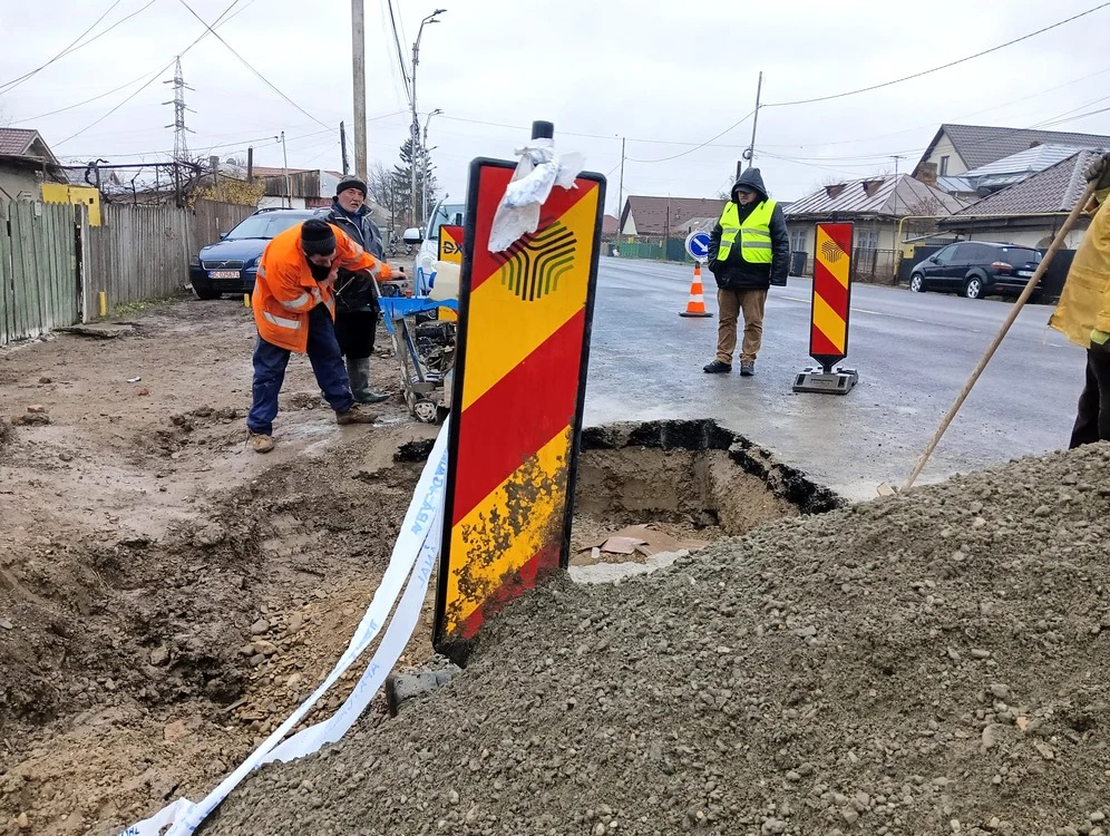 Arteră rutieră abia asfaltată, spartă pentru înlocuirea unei conducte de apă. Aceasta a cedat în timpul asfaltării