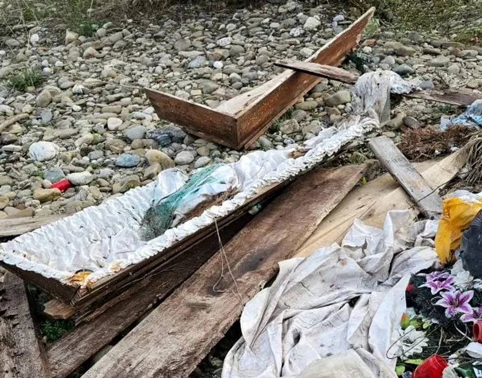 Sicrie dezgropate din cimitir şi aruncate pe malul Bistriţei. Au fost găsite cruci, haine, coroane