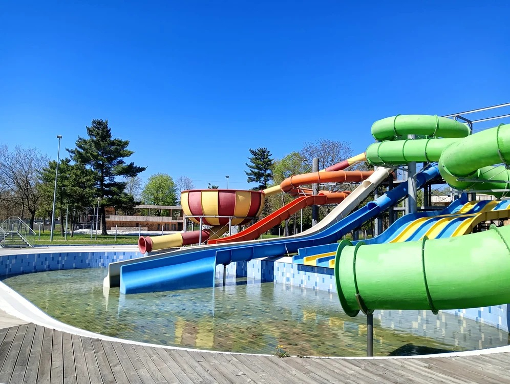 Aqua Park de la Insula de Agrement din Bacău, investiție eșuată, nefuncțională și nerecepționată de aproape 10 ani