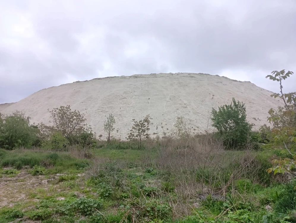 Cât de periculos este muntele de fosfogips radioactiv de la Bacău. Amenzile plătite de statul român