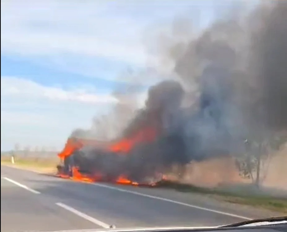 Imagini de groază pe un drum din Vaslui. Un camion plin cu lemne a luat foc și a ars ca o torță