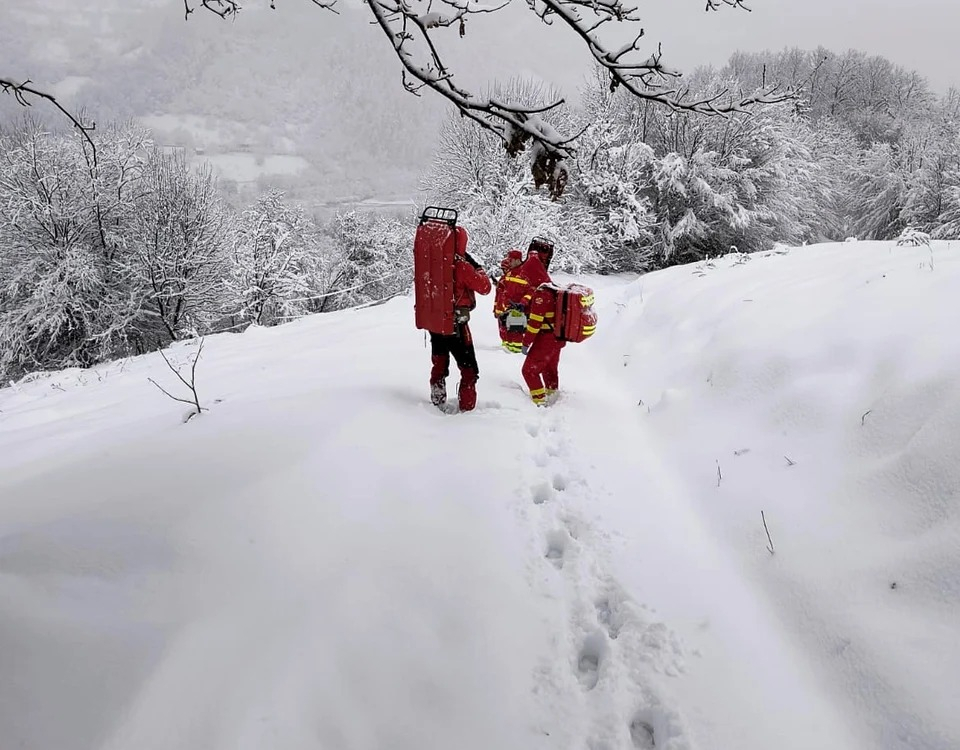 Operaţiune de salvare în condiţii extreme a trei ucraineni, blocați în viscol şi zăpadă, în Munţii Maramureşului. Au cerut ajutor la 112