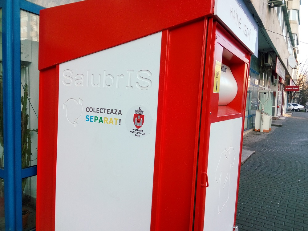 La Iași, colectarea hainelor uzate este împiedicată de oamenii străzii