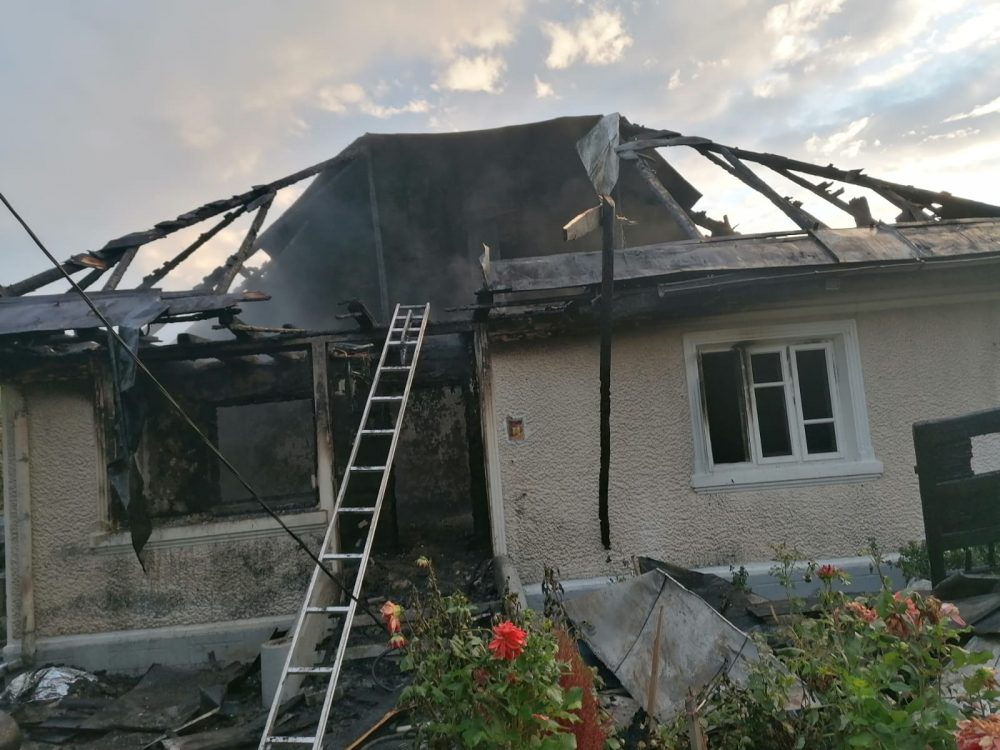  Atârnat în ștreang lângă casa căreia i-a dat foc