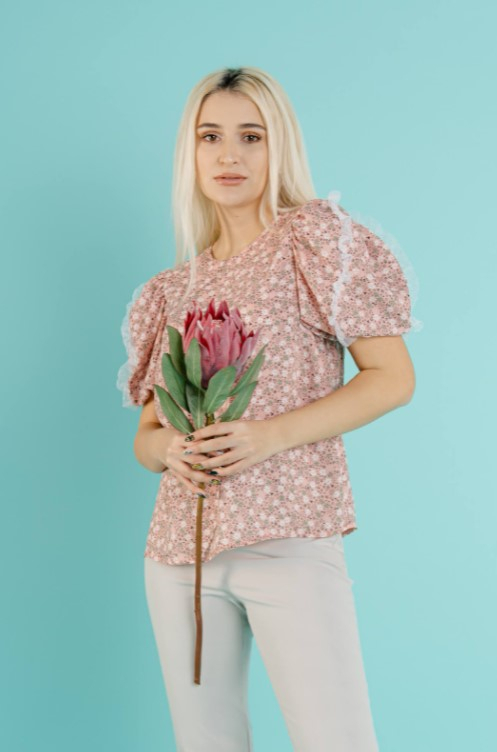 Completează-ți garderoba cu cele mai frumoase bluze casual de la Resense