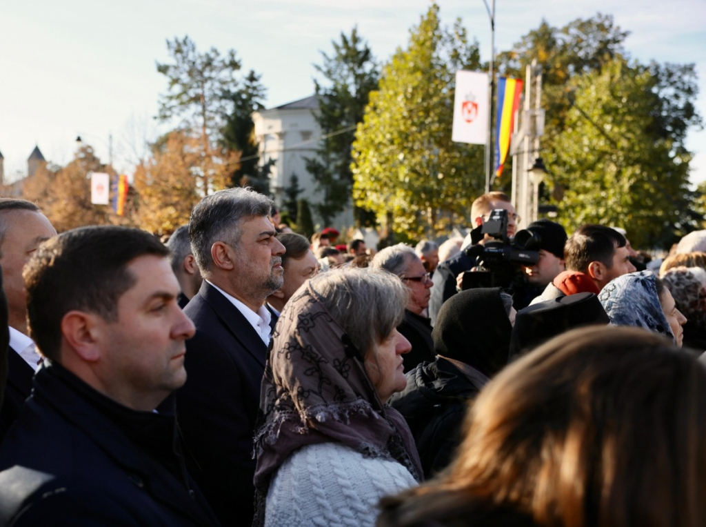 Pelerinajul prezidențiabililor la Sfânta Parascheva: Ciolacu, Ciucă și Lasconi, printre credincioși. Mircea Geoană a preferat scena