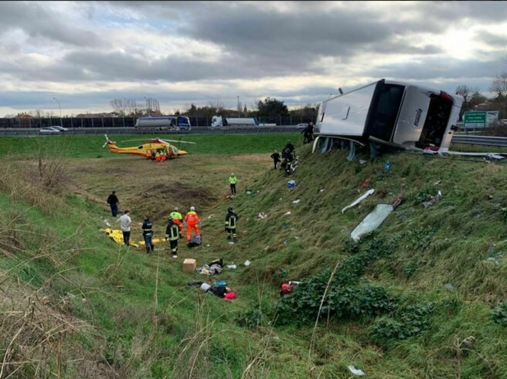 Autocar de Botoșani, răsturnat pe autostradă, în Italia. Doi pasageri au fost preluați cu elicopterele și alte 21 de persoane au fost rănite și transportate la spital
