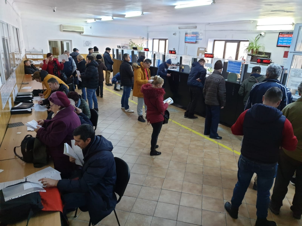 Ieşenii se înghesuie la ghişeele DEFLP pentru plata taxelor locale