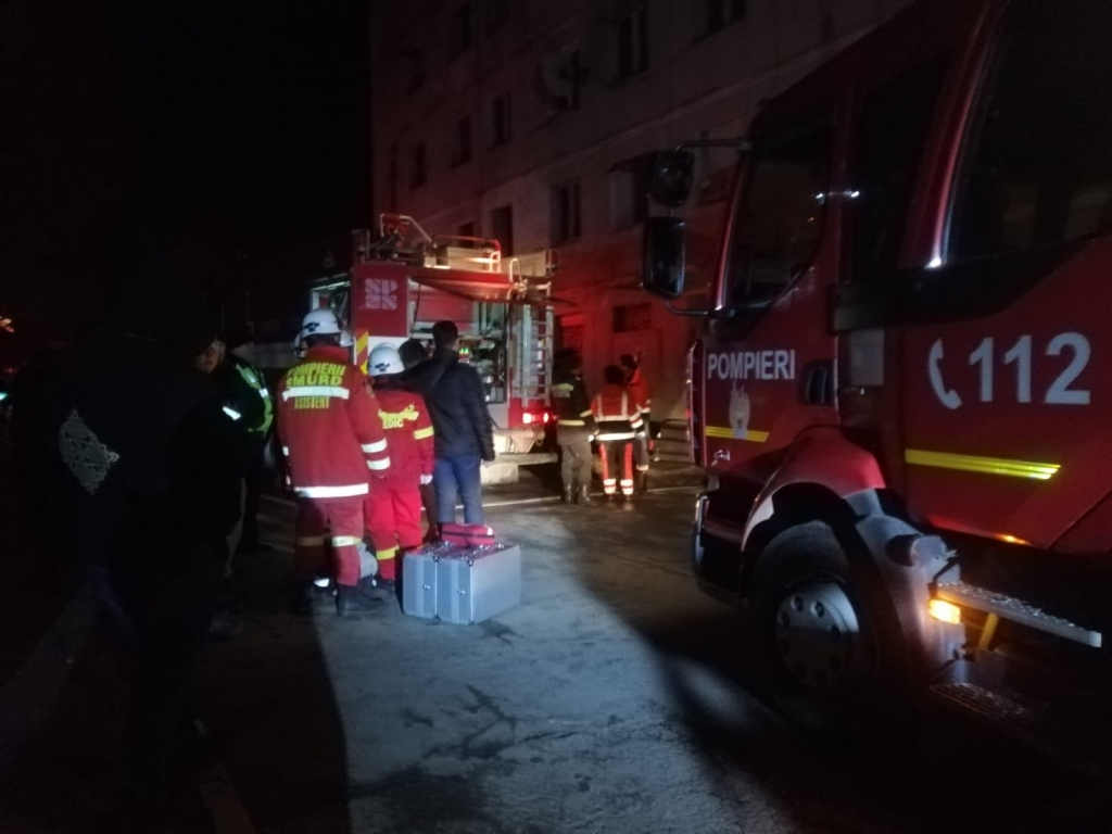 Incendiu puternic la blocul M2 din Iasi. O persoană carbonizată