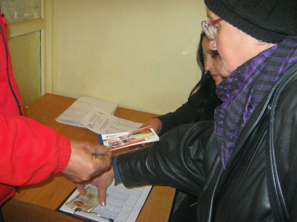 Jumătate dintre pensionarii ieşeni nu şi-au ridicat tichetele sociale