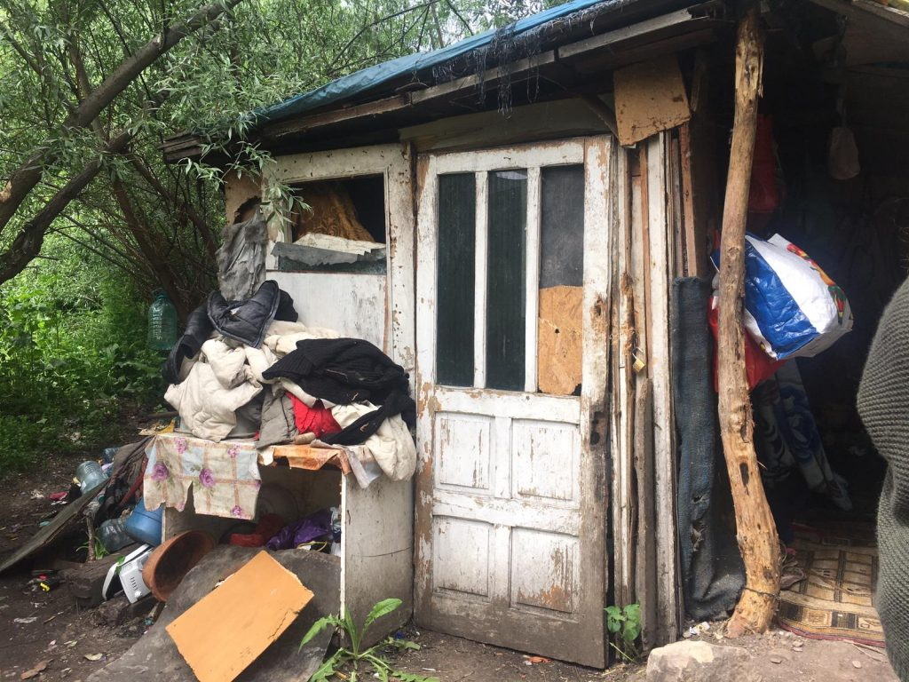 Jaf la beţie, într-un bordei improvizat