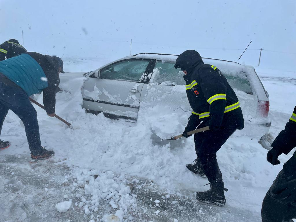 Peste 20 de mașini au rămas înzăpezite la Botoșani
