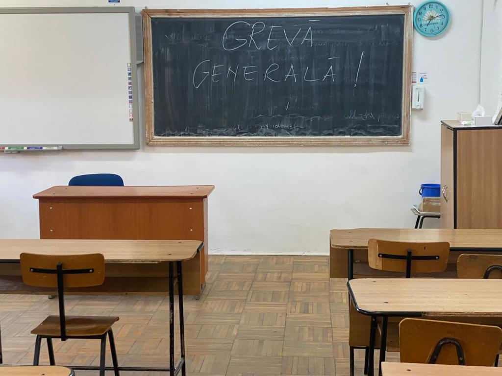 Două tranșe de 2.000 de lei pentru profesori