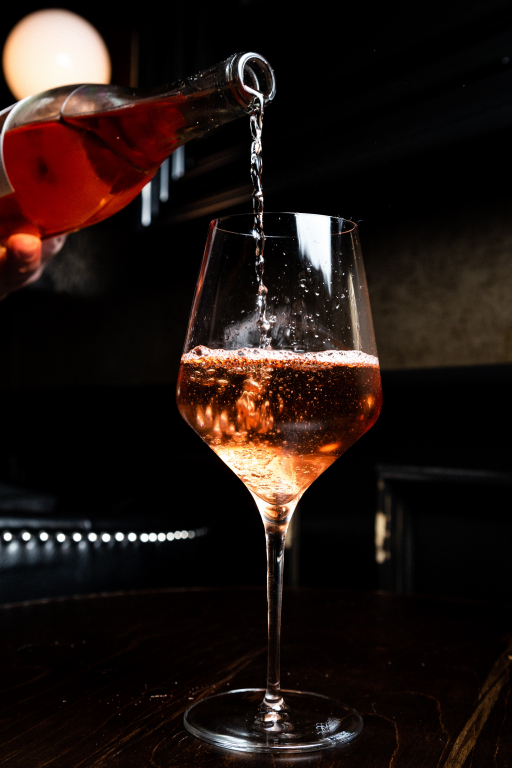 Povestea vinurilor rose: cum se obțin, mituri, calorii și recomandări