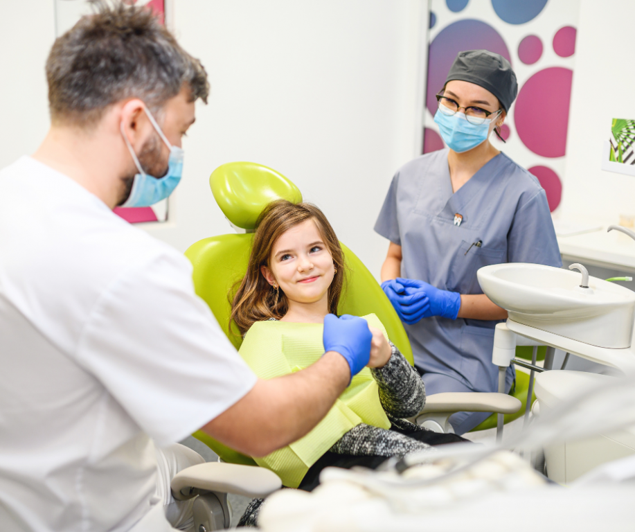 Problemele dentare ale copiilor pot fi tratate fără stres și anxietate la Clinica Ozono din Iași