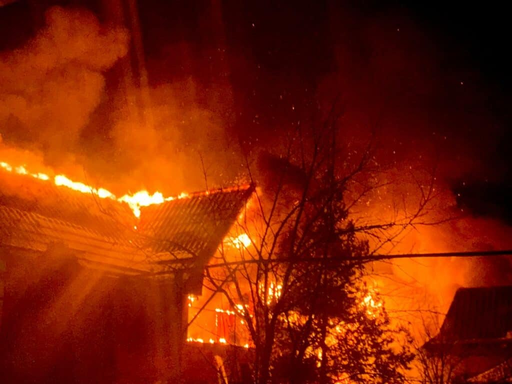 Casă distrusă de foc la Bacău