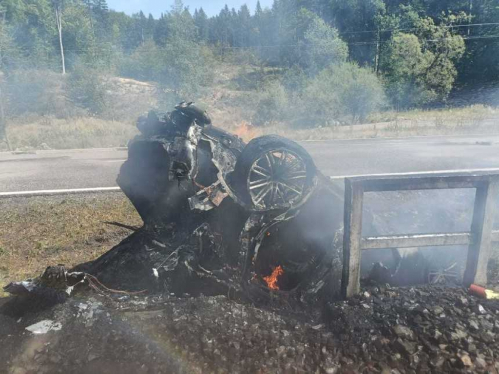 Accident spectaculos în judeţul Suceava: un autoturism s-a răsturnat şi a luat foc